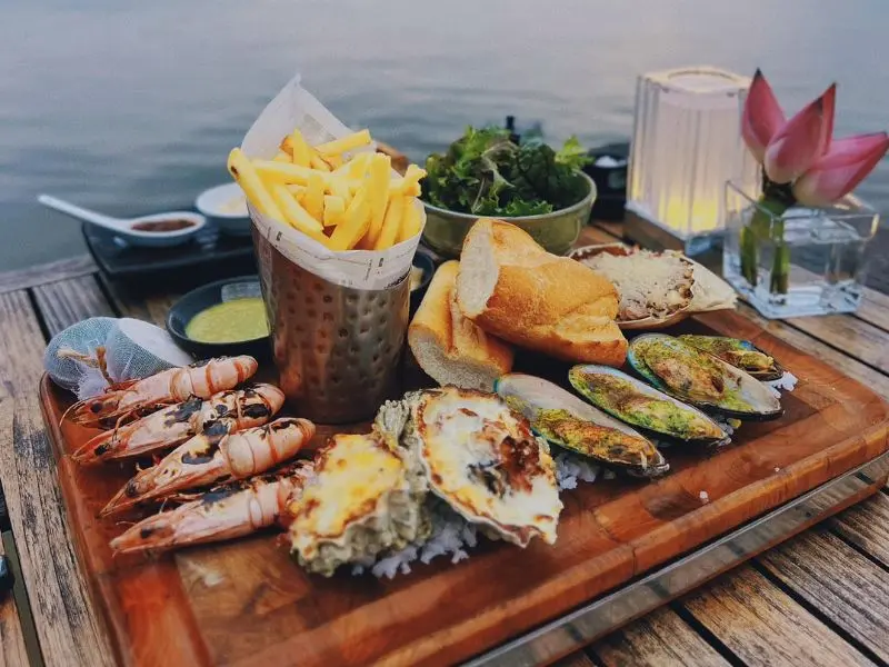 Khám phá The Deck Saigon: Nhà hàng sang trọng bên bờ sông Sài Gòn 5