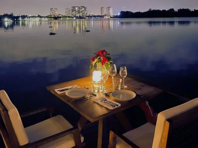 Khám phá The Deck Saigon: Nhà hàng sang trọng bên bờ sông Sài Gòn 6