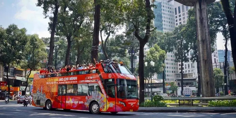 Kinh nghiệm đi xe bu&yacute;t 2 tầng Hop On Hop Off S&agrave;i G&ograve;n 4