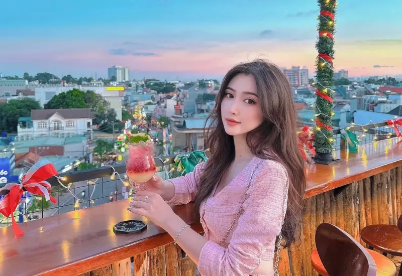 Lưu ngay 9 Rooftop trang tr&iacute; Noel si&ecirc;u đẹp tại S&agrave;i G&ograve;n 10