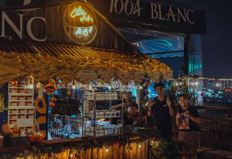 Lưu ngay 9 Rooftop trang tr&iacute; Noel si&ecirc;u đẹp tại S&agrave;i G&ograve;n 8