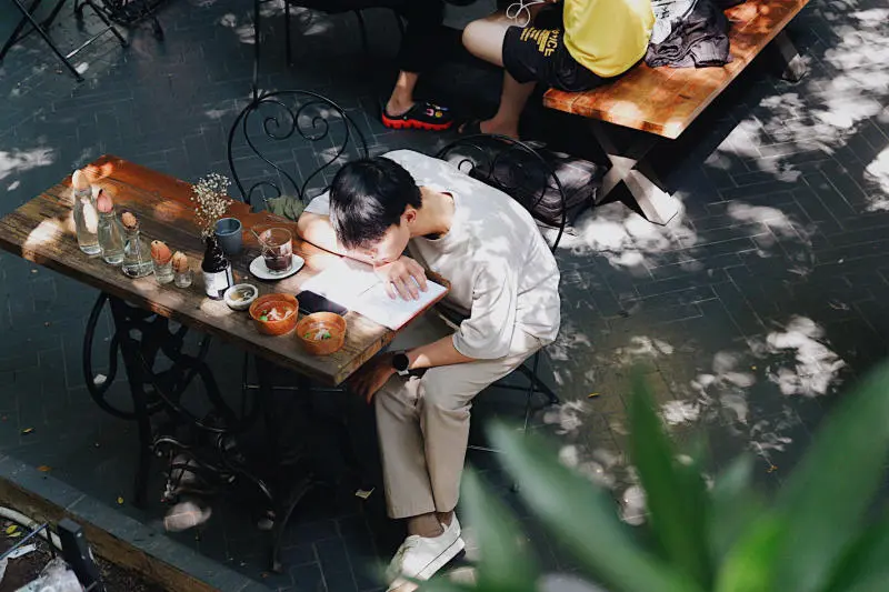 Nh&atilde; Nam Books N' Coffee, c&agrave; ph&ecirc; s&aacute;ch y&ecirc;n ả giữa l&ograve;ng S&agrave;i G&ograve;n 15