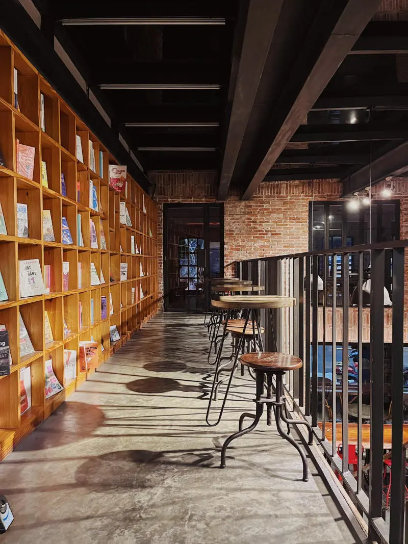 Nh&atilde; Nam Books N' Coffee, c&agrave; ph&ecirc; s&aacute;ch y&ecirc;n ả giữa l&ograve;ng S&agrave;i G&ograve;n 13