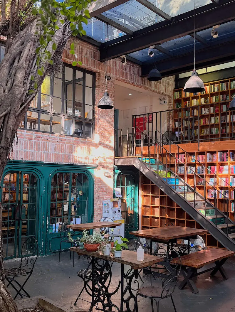 Nh&atilde; Nam Books N' Coffee, c&agrave; ph&ecirc; s&aacute;ch y&ecirc;n ả giữa l&ograve;ng S&agrave;i G&ograve;n 5