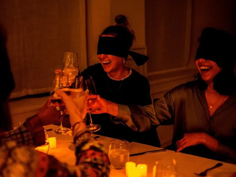 Noir dining in the dark - Trải nghiệm ăn trong b&oacute;ng tối độc lạ tại S&agrave;i G&ograve;n 6