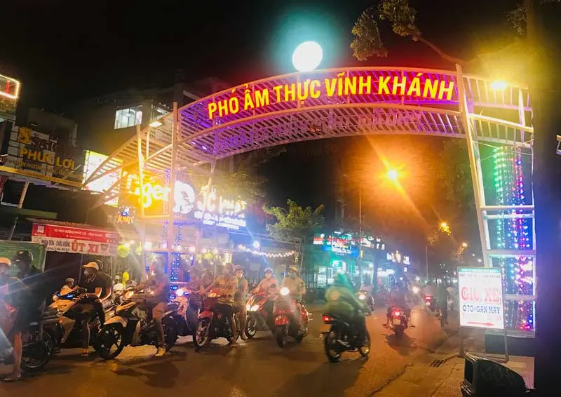 Phố ẩm thực Vĩnh Kh&aacute;nh, địa điểm ăn chơi quen thuộc của giới trẻ quận 4 2