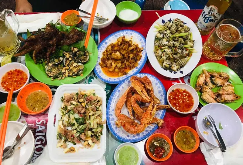 Phố ẩm thực Vĩnh Kh&aacute;nh, địa điểm ăn chơi quen thuộc của giới trẻ quận 4 6