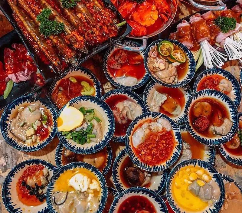 Phố ẩm thực Vĩnh Kh&aacute;nh, địa điểm ăn chơi quen thuộc của giới trẻ quận 4 10