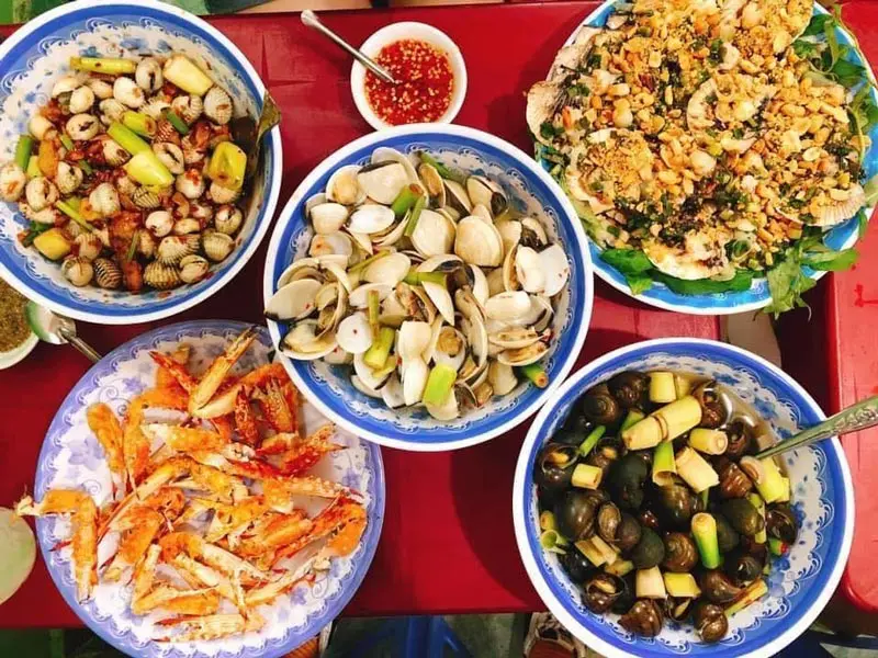 Phố ẩm thực Vĩnh Kh&aacute;nh, địa điểm ăn chơi quen thuộc của giới trẻ quận 4 7