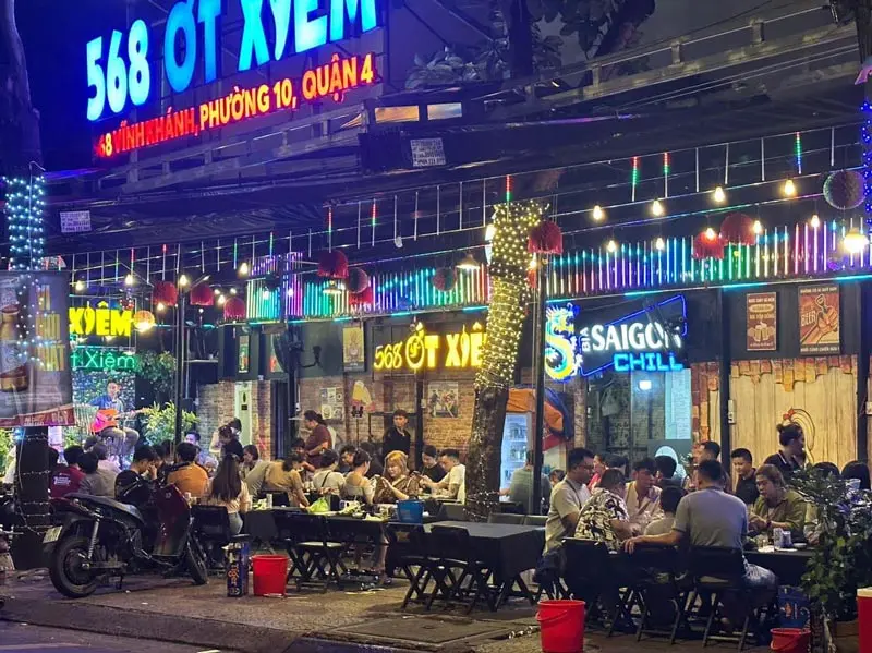 Phố ẩm thực Vĩnh Kh&aacute;nh, địa điểm ăn chơi quen thuộc của giới trẻ quận 4 9