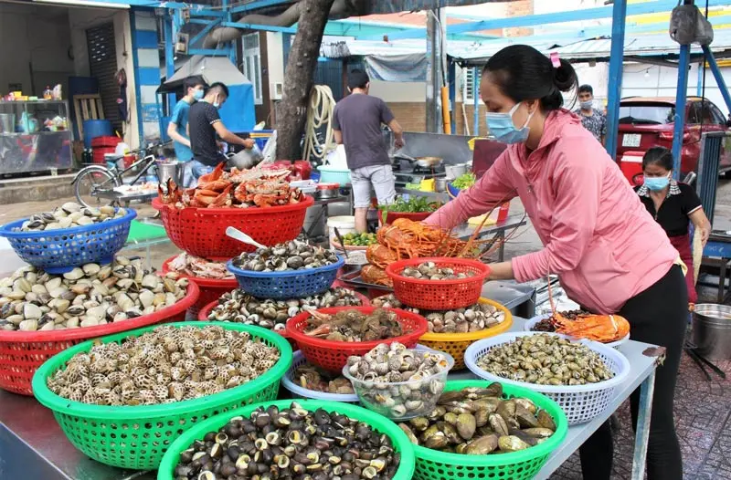 Phố ẩm thực Vĩnh Kh&aacute;nh, địa điểm ăn chơi quen thuộc của giới trẻ quận 4 4