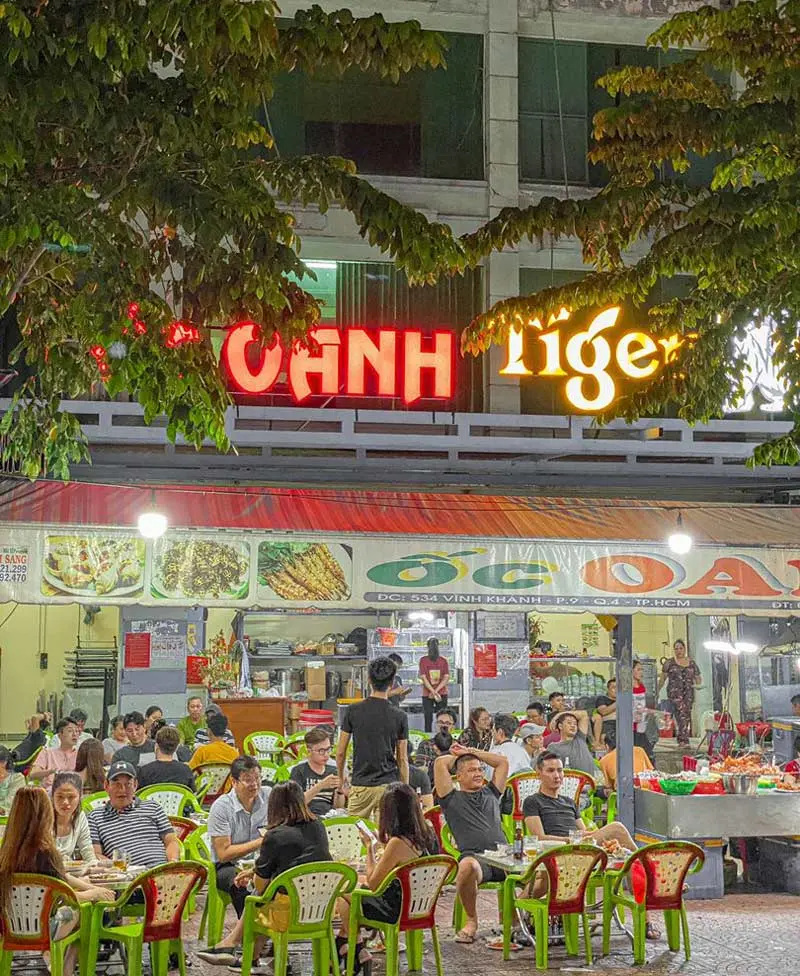 Phố ẩm thực Vĩnh Kh&aacute;nh, địa điểm ăn chơi quen thuộc của giới trẻ quận 4 3
