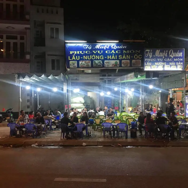 Phố ẩm thực Vĩnh Kh&aacute;nh, địa điểm ăn chơi quen thuộc của giới trẻ quận 4 13