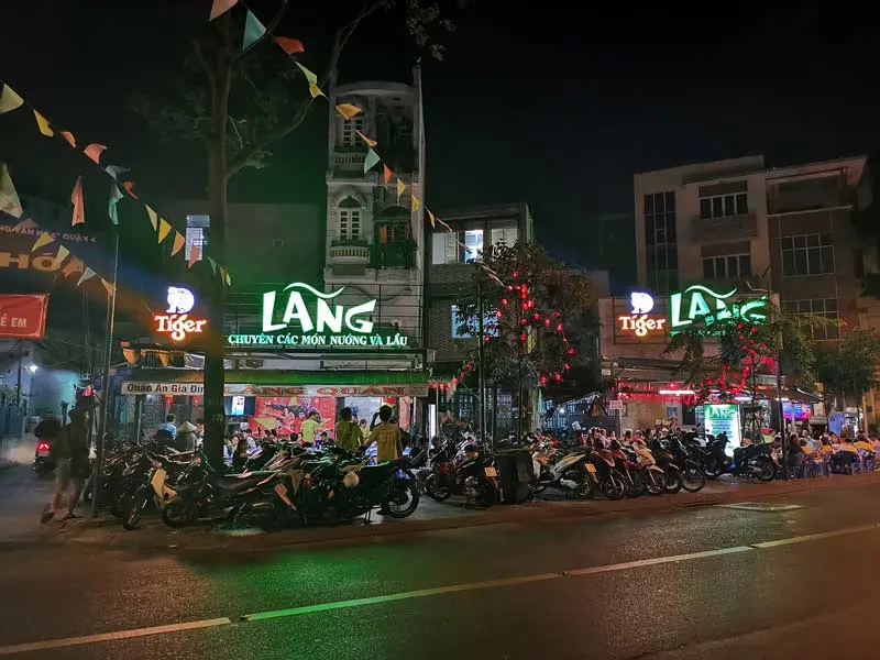 Phố ẩm thực Vĩnh Kh&aacute;nh, địa điểm ăn chơi quen thuộc của giới trẻ quận 4 8