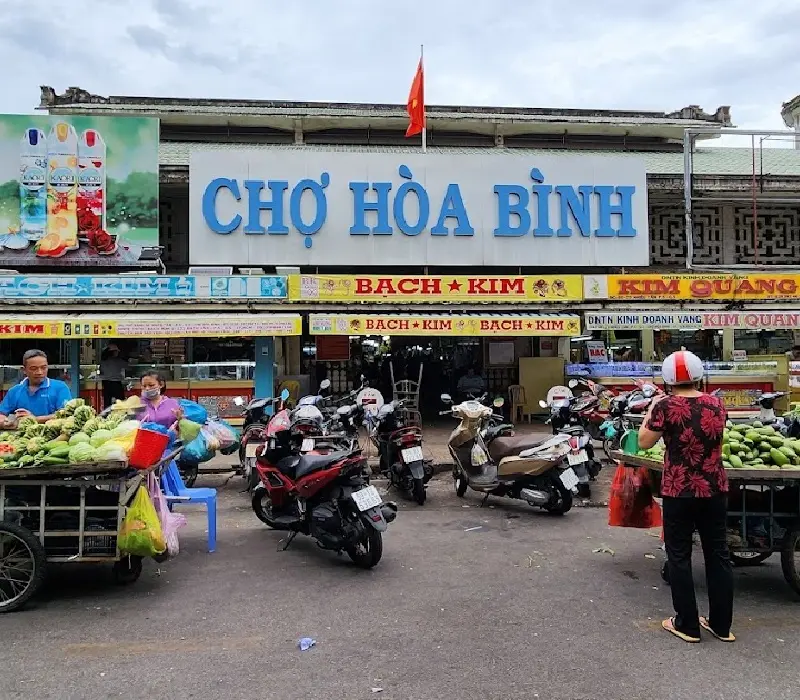 Khám phá chợ Hòa Bình: Điểm hẹn ẩm thực và văn hóa ở Quận 5