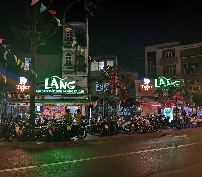 Phố ẩm thực Vĩnh Khánh, địa điểm ăn chơi quen thuộc của giới trẻ quận 4