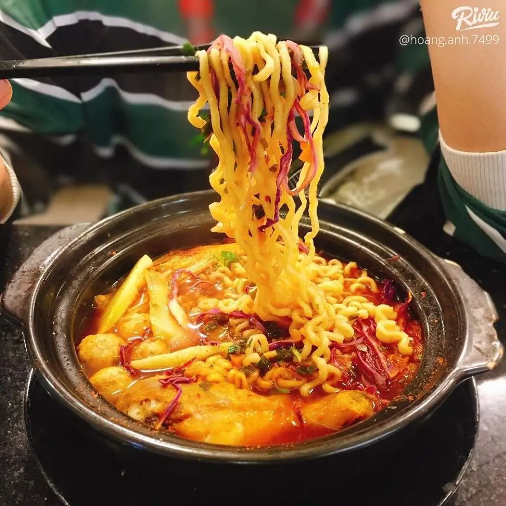 C&ugrave;ng hội bạn th&acirc;n ăn vặt tẹt ga ở Ng&otilde; V&agrave;ng Anh 7