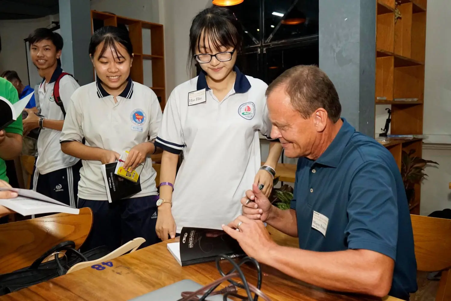Đắm ch&igrave;m trong Đại Việt Bookstore and Coffee thanh b&igrave;nh giữa l&ograve;ng th&agrave;nh phố 7