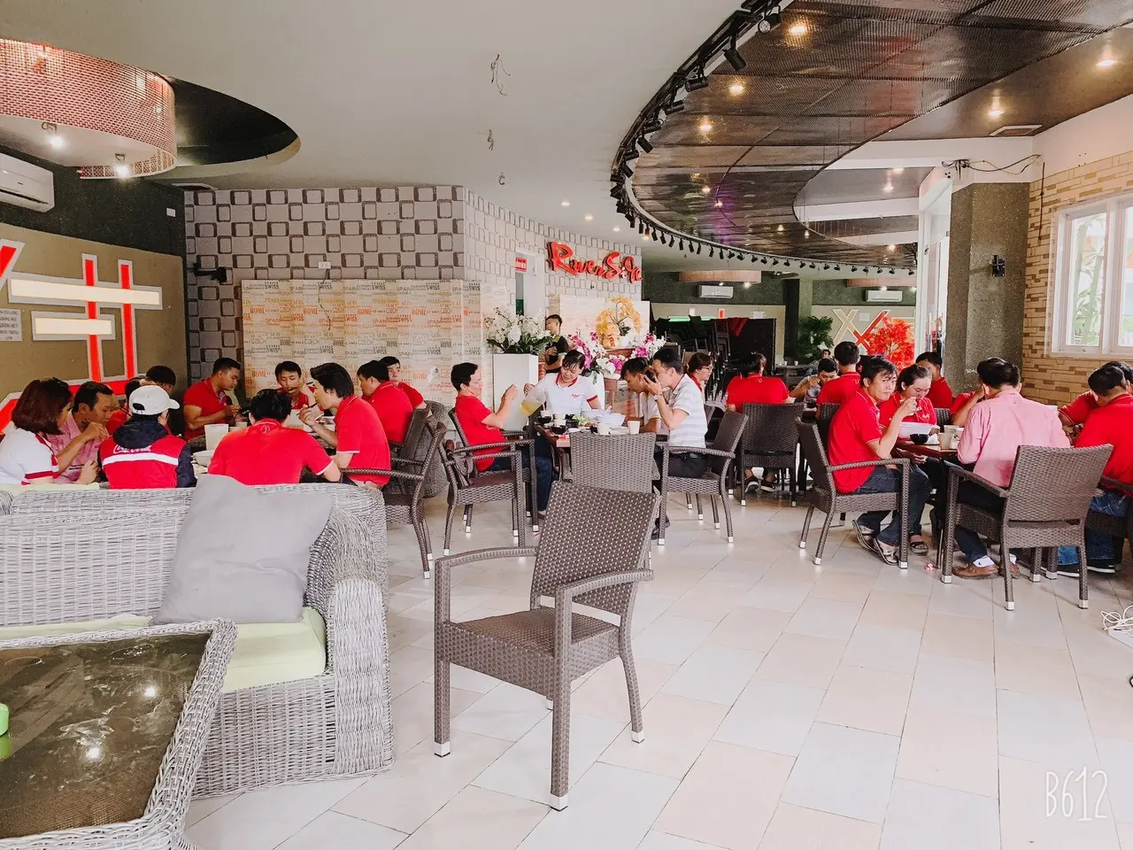 Đến Riverside Coffee cảm nhận kh&ocirc;ng gian trong l&agrave;nh kế b&ecirc;n hồ nước thơ mộng 2