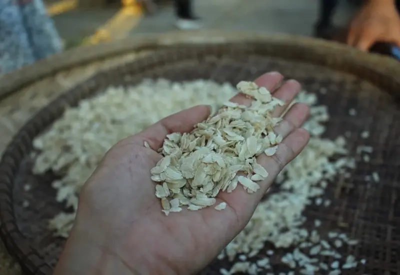 Cốm dẹp Tr&agrave; Vinh: Đặc sản nổi tiếng bao đời của người Khmer 5