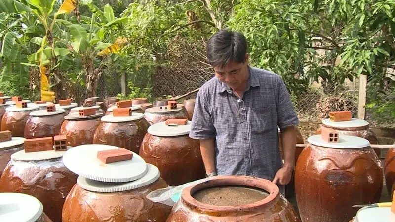 Nước mắm rươi Tr&agrave; Vinh, đặc sản g&acirc;y thương nhớ v&ugrave;ng Duy&ecirc;n Hải 5