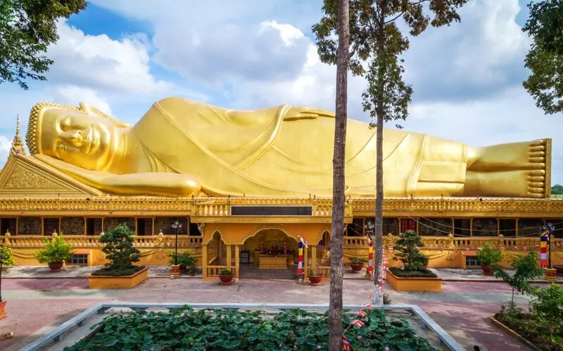 Thưởng ngoạn ch&ugrave;a V&agrave;m Ray, ng&ocirc;i ch&ugrave;a Khmer d&aacute;t v&agrave;ng lớn nhất đất T&acirc;y Nam Bộ 10