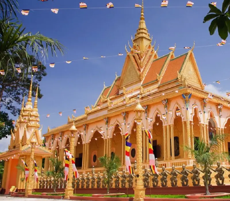 Thưởng ngoạn chùa Vàm Ray, ngôi chùa Khmer dát vàng lớn nhất đất Tây Nam Bộ