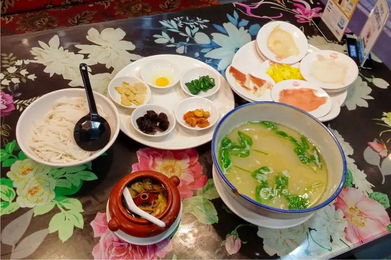 B&uacute;n qua cầu: M&oacute;n ngon độc đ&aacute;o từ c&aacute;i t&ecirc;n đến hương vị 3