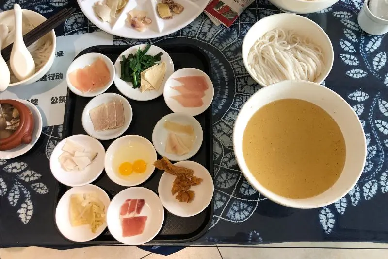 B&uacute;n qua cầu: M&oacute;n ngon độc đ&aacute;o từ c&aacute;i t&ecirc;n đến hương vị 2