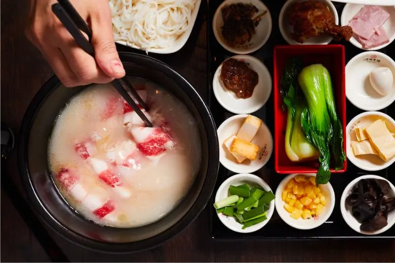 B&uacute;n qua cầu: M&oacute;n ngon độc đ&aacute;o từ c&aacute;i t&ecirc;n đến hương vị 4