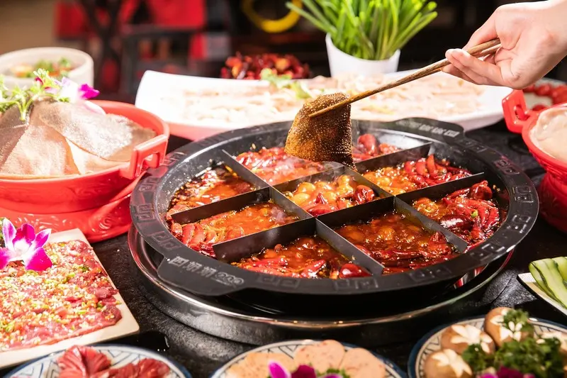 Thưởng thức mỹ vị Lẩu Tứ Xuy&ecirc;n nức tiếng ẩm thực Trung Hoa 2