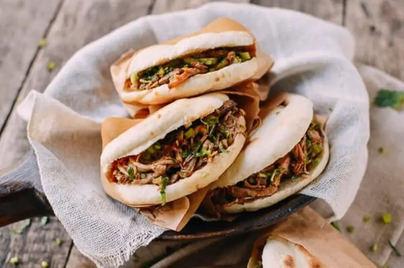 Thưởng thức Rou Jia Mo, b&aacute;nh m&igrave; kẹp nức tiếng phố phường T&acirc;y An 4