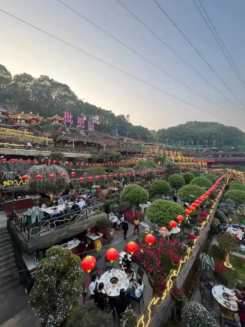 Tỳ B&agrave; Vi&ecirc;n Tr&ugrave;ng Kh&aacute;nh kỷ lục nh&agrave; h&agrave;ng lẩu lớn nhất thế giới 2