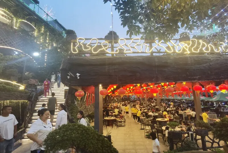 Tỳ B&agrave; Vi&ecirc;n Tr&ugrave;ng Kh&aacute;nh kỷ lục nh&agrave; h&agrave;ng lẩu lớn nhất thế giới 8