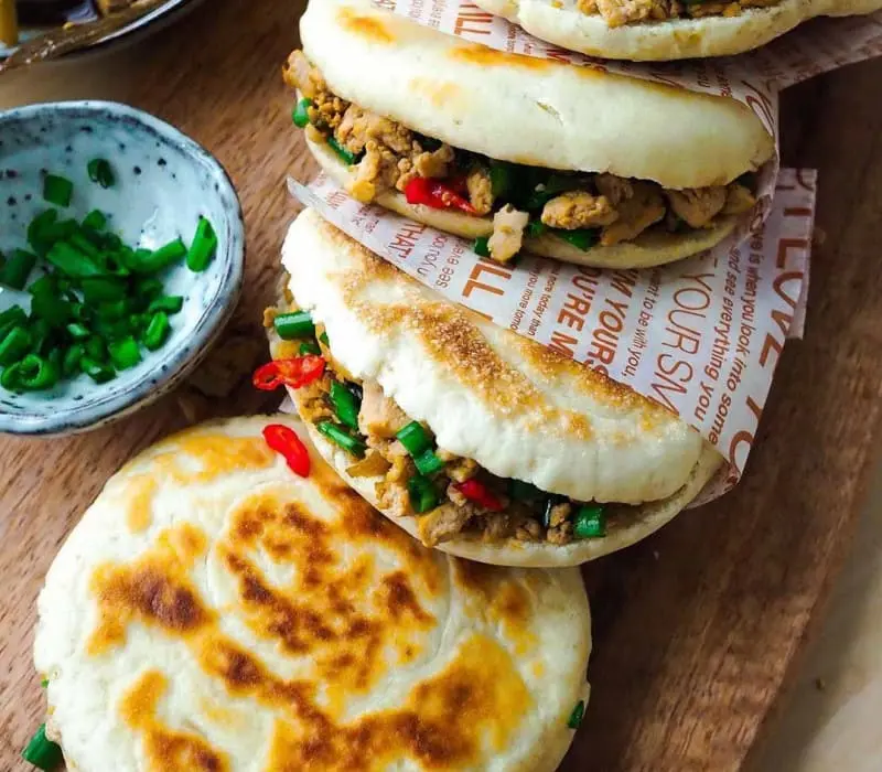 Thưởng thức Rou Jia Mo, bánh mì kẹp nức tiếng phố phường Tây An