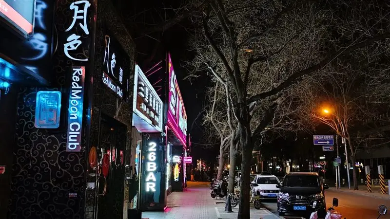 Phố bar Sanlitun, thi&ecirc;n đường vui chơi về đ&ecirc;m của Bắc Kinh 10