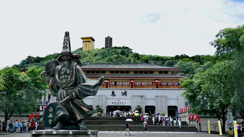 Tham quan Phong Đ&ocirc;: &ldquo;Th&agrave;nh phố ma&rdquo; b&iacute; ẩn ở Trung Quốc 2