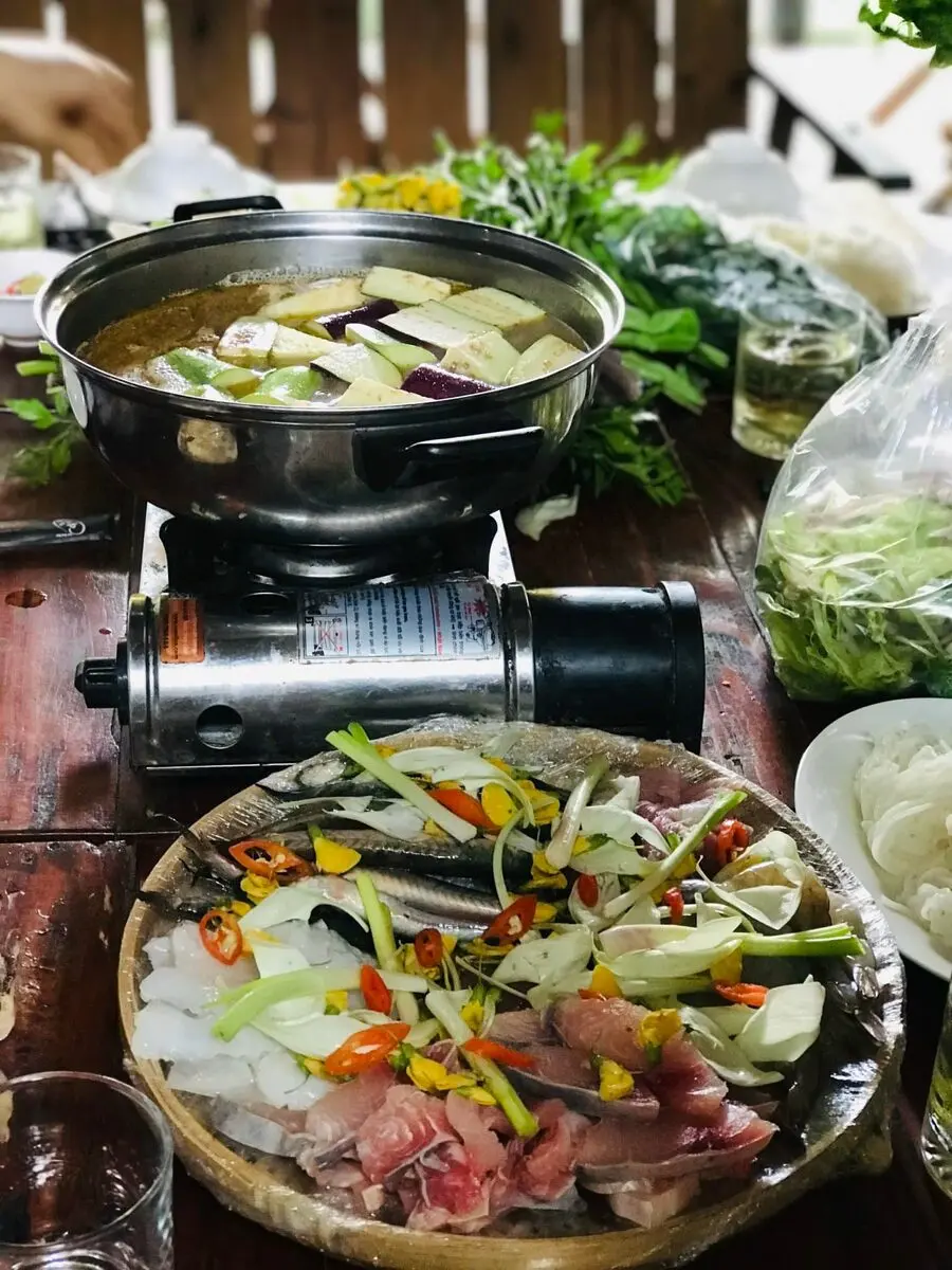 Check in Robusta Koi Garden, qu&aacute;n cafe c&oacute; hồ c&aacute; Koi đẹp m&ecirc; ly 12