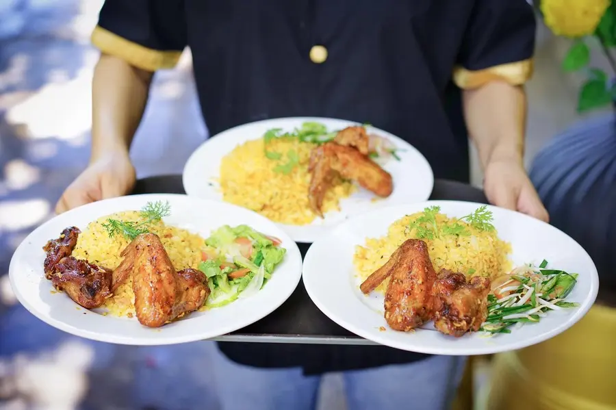 Check in Robusta Koi Garden, qu&aacute;n cafe c&oacute; hồ c&aacute; Koi đẹp m&ecirc; ly 11