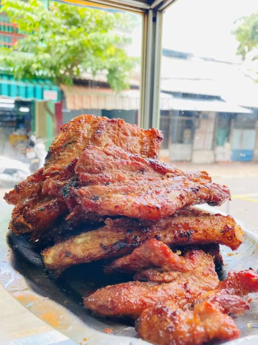 Cơm Tấm C&ocirc; Tuyết, qu&aacute;n ăn b&igrave;nh d&acirc;n nhưng cực kỳ thu h&uacute;t thực kh&aacute;ch 6