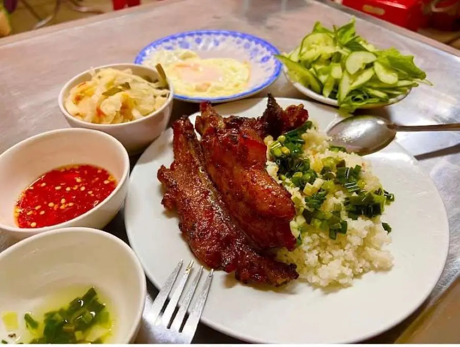 Cơm Tấm C&ocirc; Tuyết, qu&aacute;n ăn b&igrave;nh d&acirc;n nhưng cực kỳ thu h&uacute;t thực kh&aacute;ch 5