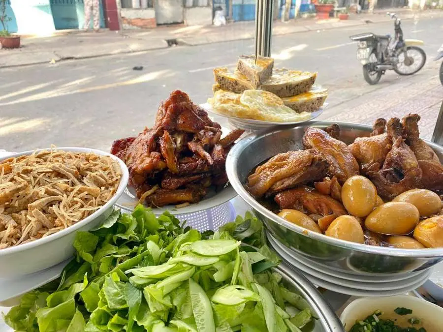 Cơm Tấm C&ocirc; Tuyết, qu&aacute;n ăn b&igrave;nh d&acirc;n nhưng cực kỳ thu h&uacute;t thực kh&aacute;ch 8