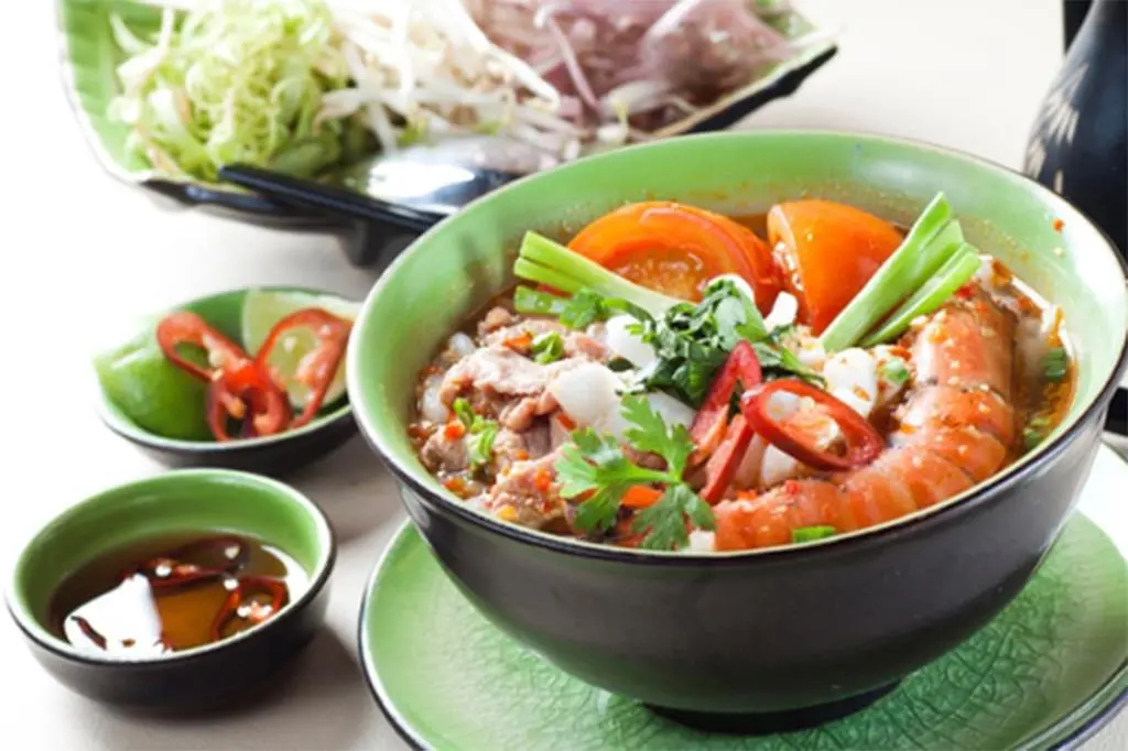 B&uacute;n s&uacute;ng Vũng T&agrave;u - Thưởng thức hương vị h&agrave;i h&ograve;a của ba nền văn h&oacute;a 2