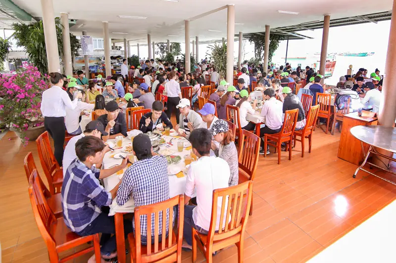 D&ugrave;ng bữa b&ecirc;n g&oacute;c biển mộng mơ tại nh&agrave; h&agrave;ng hải sản L&acirc;m Đường 6