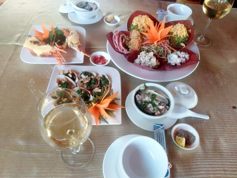 D&ugrave;ng bữa giữa kh&ocirc;ng gian gần gũi thi&ecirc;n nhi&ecirc;n tại nh&agrave; h&agrave;ng hải sản Vạn Ch&agrave;i 4