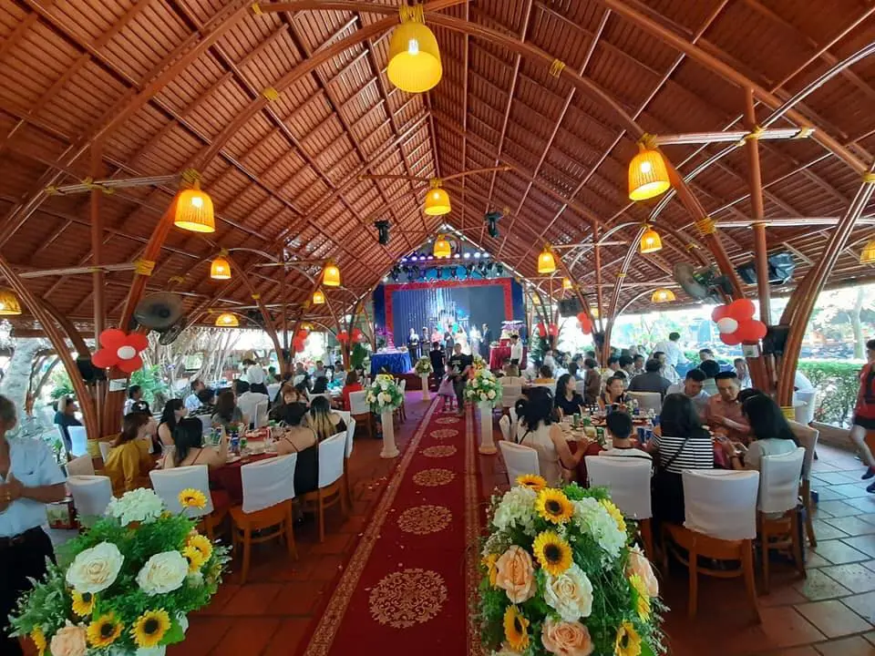 D&ugrave;ng bữa giữa kh&ocirc;ng gian gần gũi thi&ecirc;n nhi&ecirc;n tại nh&agrave; h&agrave;ng hải sản Vạn Ch&agrave;i 8
