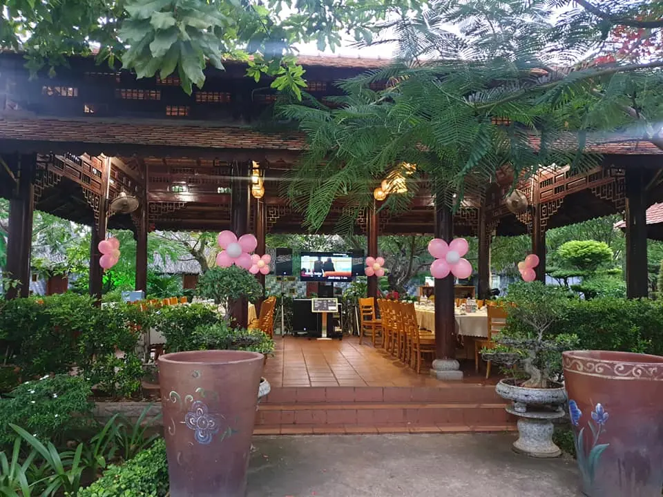 D&ugrave;ng bữa giữa kh&ocirc;ng gian gần gũi thi&ecirc;n nhi&ecirc;n tại nh&agrave; h&agrave;ng hải sản Vạn Ch&agrave;i 7
