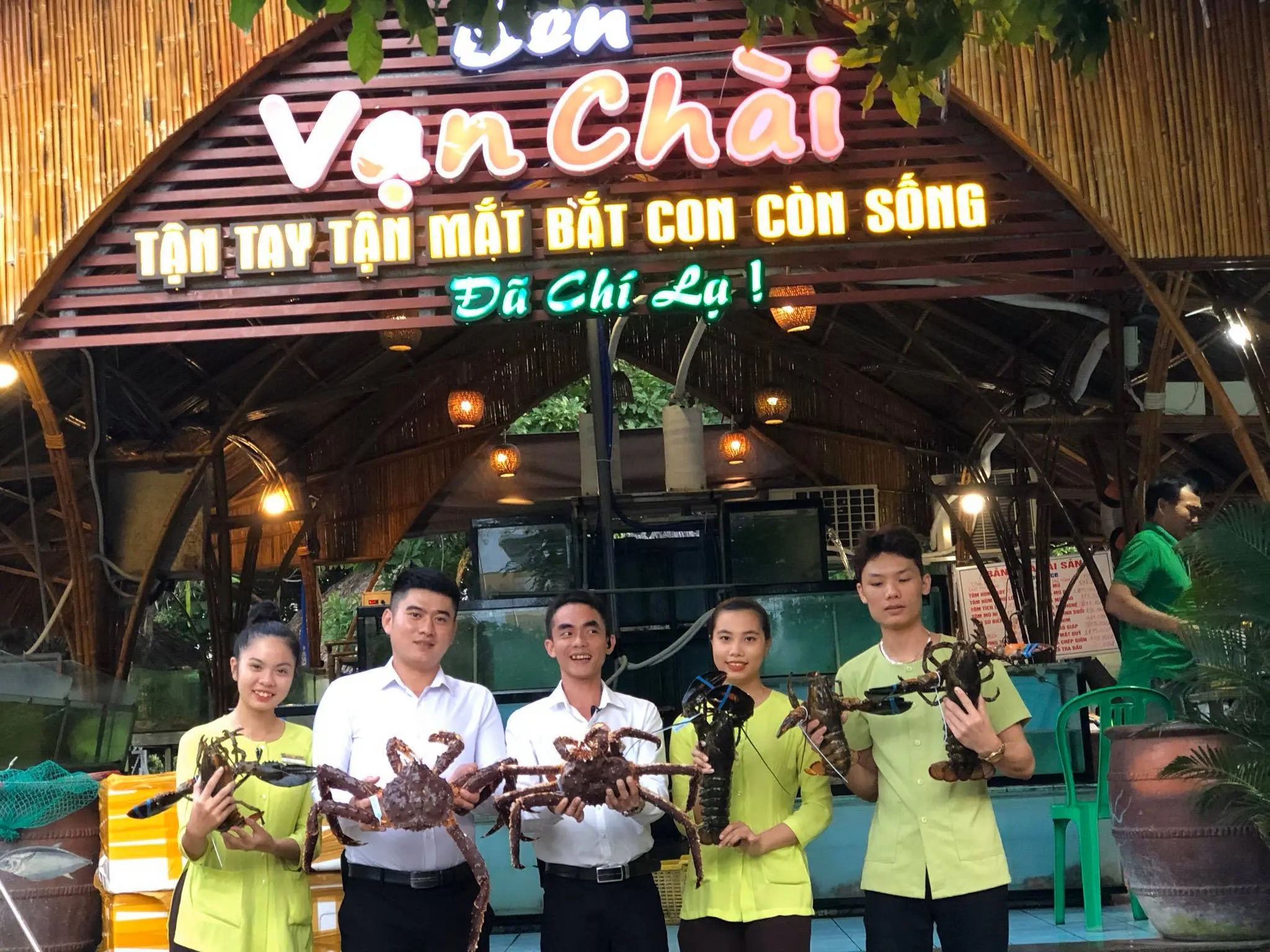 D&ugrave;ng bữa giữa kh&ocirc;ng gian gần gũi thi&ecirc;n nhi&ecirc;n tại nh&agrave; h&agrave;ng hải sản Vạn Ch&agrave;i 11
