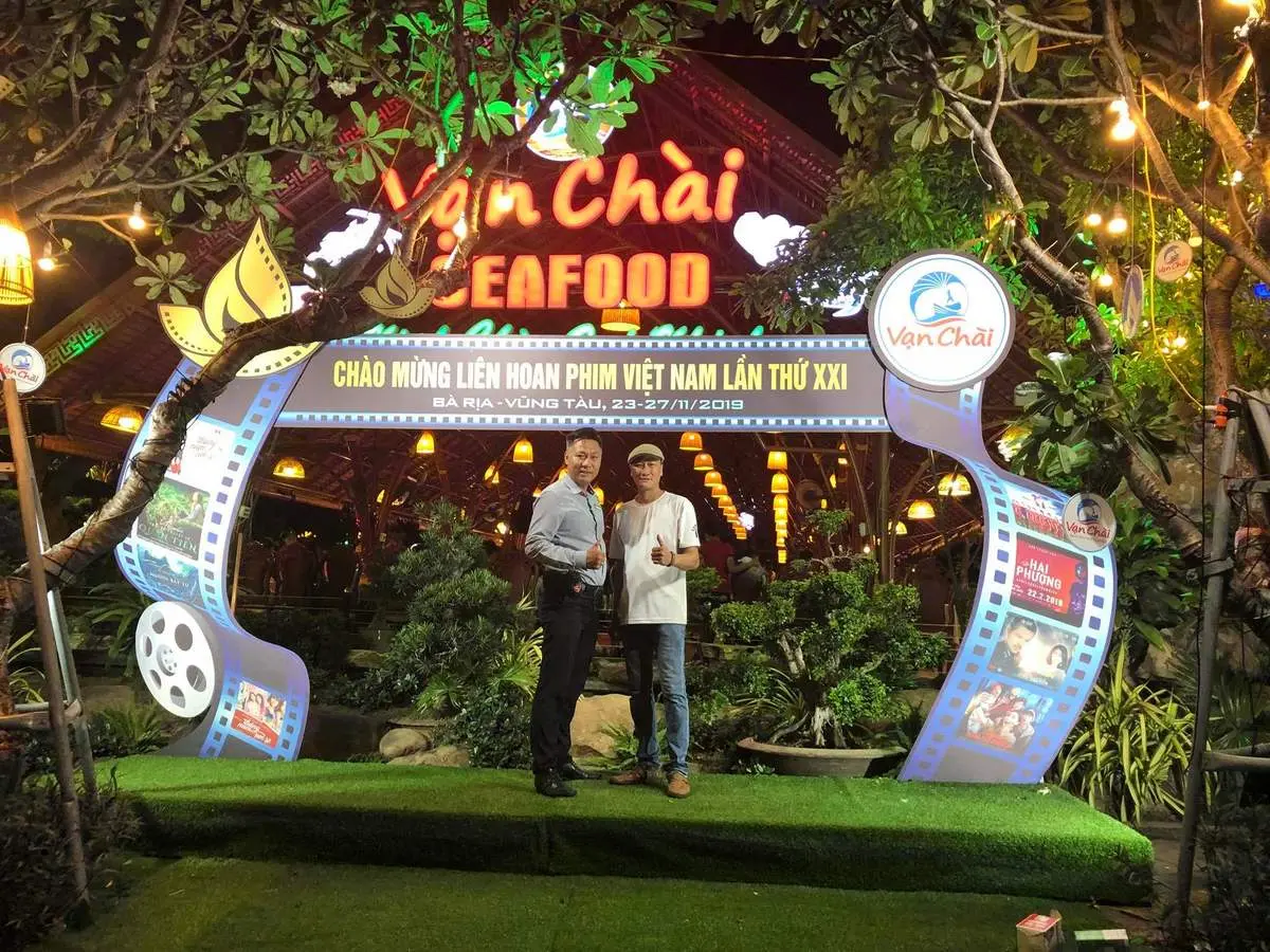 D&ugrave;ng bữa giữa kh&ocirc;ng gian gần gũi thi&ecirc;n nhi&ecirc;n tại nh&agrave; h&agrave;ng hải sản Vạn Ch&agrave;i 13