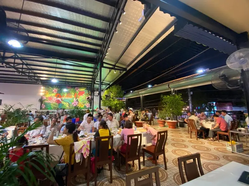 Review Qu&aacute;n L&aacute; Vũng T&agrave;u đủ m&oacute;n hải sản tươi sống từ biển 3
